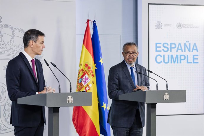 El presidente del Gobierno, Pedro Sánchez (i), recibe al director general de la Organización Mundial de la Salud (OMS), Tedros Adhanom (d), en el Palacio de la Moncloa, a 12 de mayo de 2026, en Madrid (España). El encuentro tiene el objetivo de evaluar co