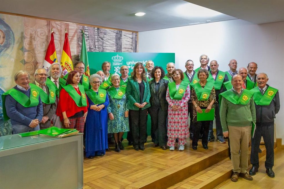 La rectora de la ULE, Nuria González, junto a la promoción de Veterinaria de 1976.