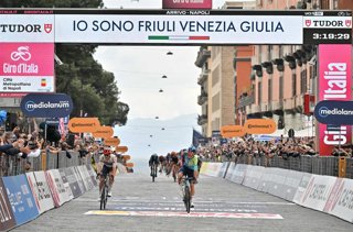 El ciclista italiano Davide Ballerini (XDS Astana Team) celebra su triunfo en la etapa 6 del Giro de Italia 2026 con final en Nápoles.