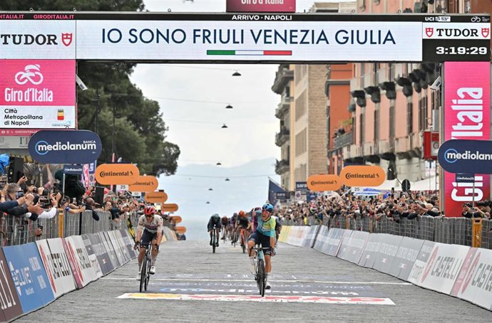 El ciclista italiano Davide Ballerini (XDS Astana Team) celebra su triunfo en la etapa 6 del Giro de Italia 2026 con final en Nápoles.
