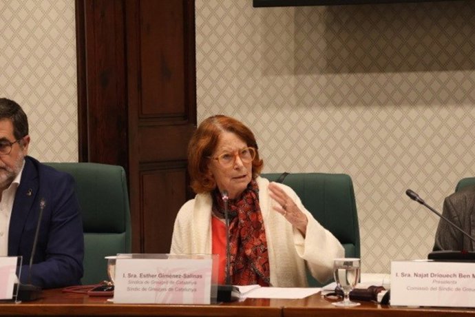La Síndica de Greuges, Esther Giménez-Salinas, en la Comisión en el Parlament para presentar el informe 'Evaluación de los planes de actuación municipal de emergencia nuclear'