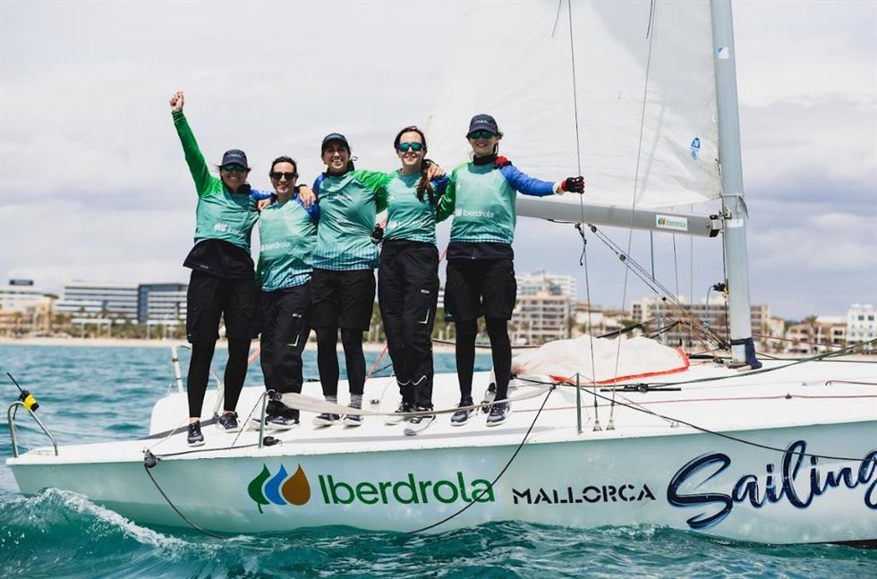 La tripulación del Natulim Sailing Team celebra su victoria en Palma en la Liga Iberdrola 2026
