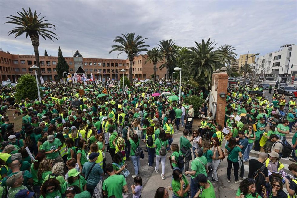 Decenas de personas se concentran frente a la sede de la Consellería de Educación en València durante la sexta jornada de huelga