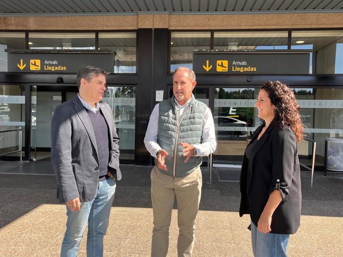 El senador por Asturias del Partido Popular José Manuel Rodríguez “Lito” junto al diputado regional y portavoz de Infraestructuras, Pedro de Rueda, y la concejala popular de Castrillón María González-Carvajal.