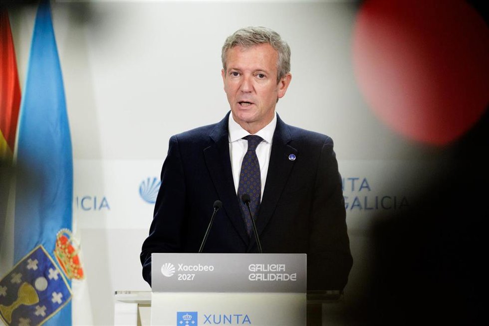 O titular do Executivo galego, Alfonso Rueda, acompañado pola conselleira de Vivenda e planificación das infraestruturas, María Martínez Allegue, na rolda de prensa posterior á reunión do Consello da Xunta. Sala do Consello, 18/05/26.