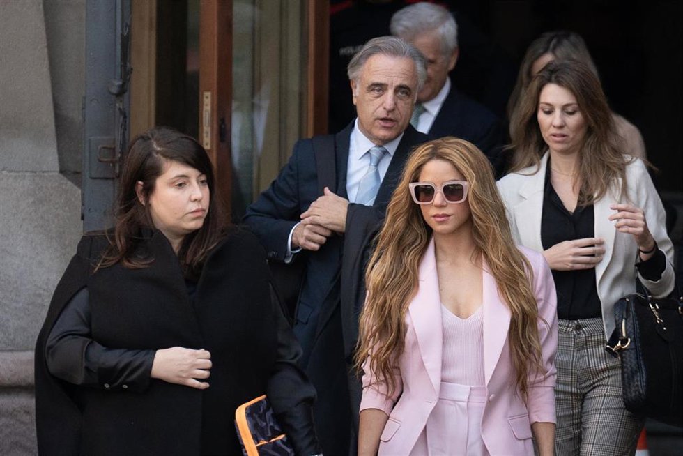 Archivo - La cantante Shakira (c) junto a sus abogados, Pau Molins (2i), Miriam Company (1d), a su salida de la Audiencia Nacional el día que comienza su juicio, a 20 de noviembre de 2023, en Barcelona, Catalunya (España)
