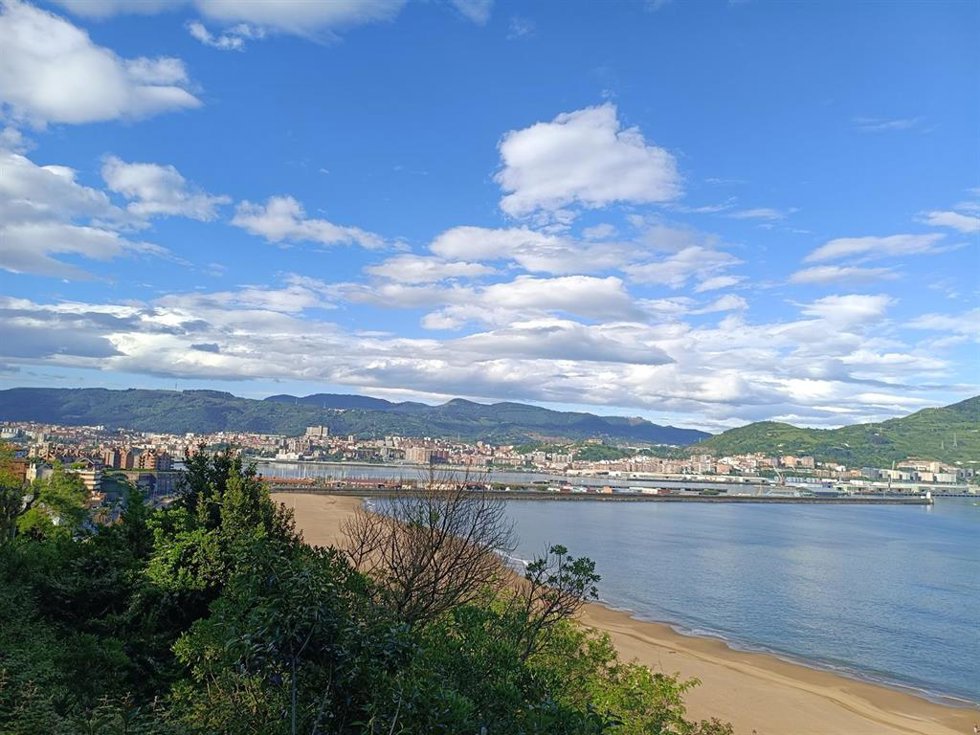 Algunas nubes sobre la costa de Bizkaia