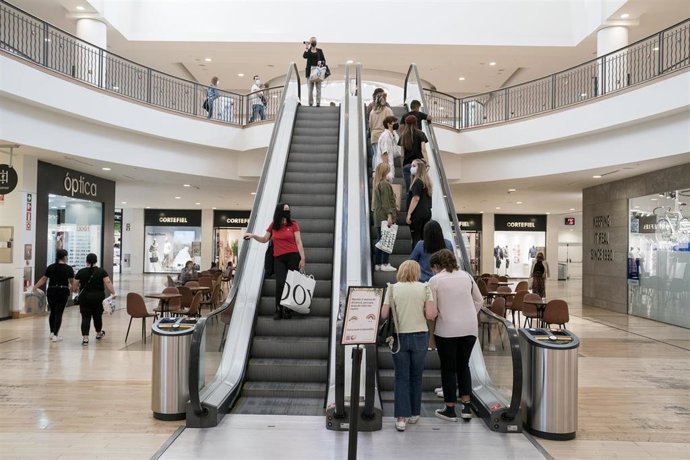 Archivo - Varias personas en las escaleras mecánicas del parque comercial Xanadú, a 21 de septiembre de 2021, en Madrid (España).   