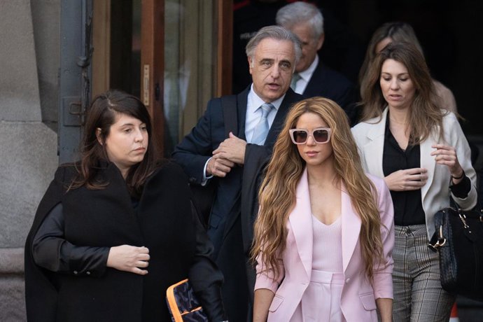 Archivo - La cantant Shakira amb els seus advocats