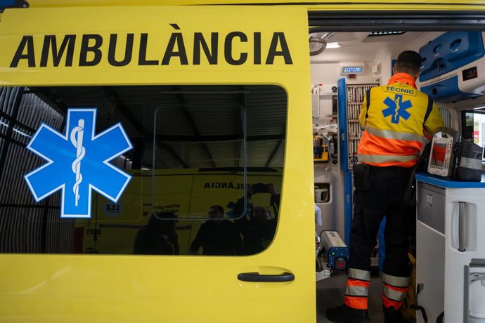 Archivo - Una ambulància del SEM