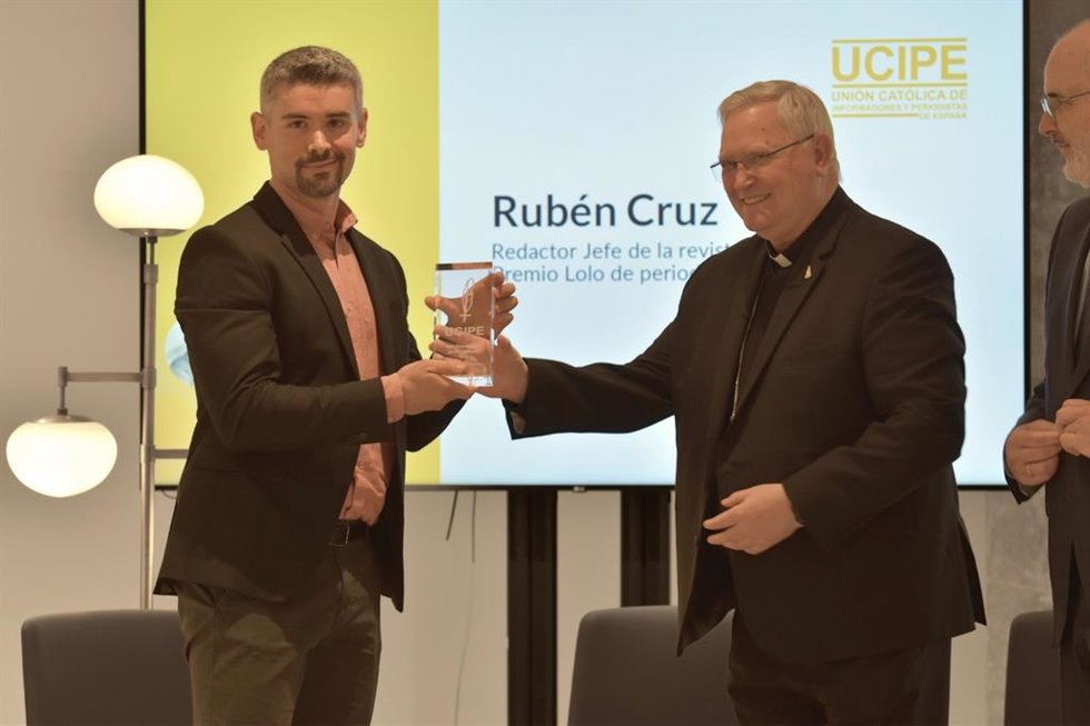 El obispo de Cartagena y presidente de la Comisión Episcopal para las Comunicaciones sociales, Monseñor Lorca Planes, hace  entrega  del XVII Premio 'Lolo'de Periodismo Joven' al  redactor jefe de la revista 'Vida Nueva', Rubén Cruz.