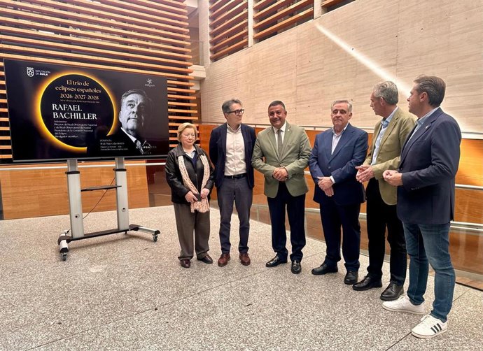 El presidente de la Comisión Nacional de los Eclipses 2026, 2027 y 2028, Rafael Bachiller, junto a varias autoridades antes de su conferencia en Ávila.