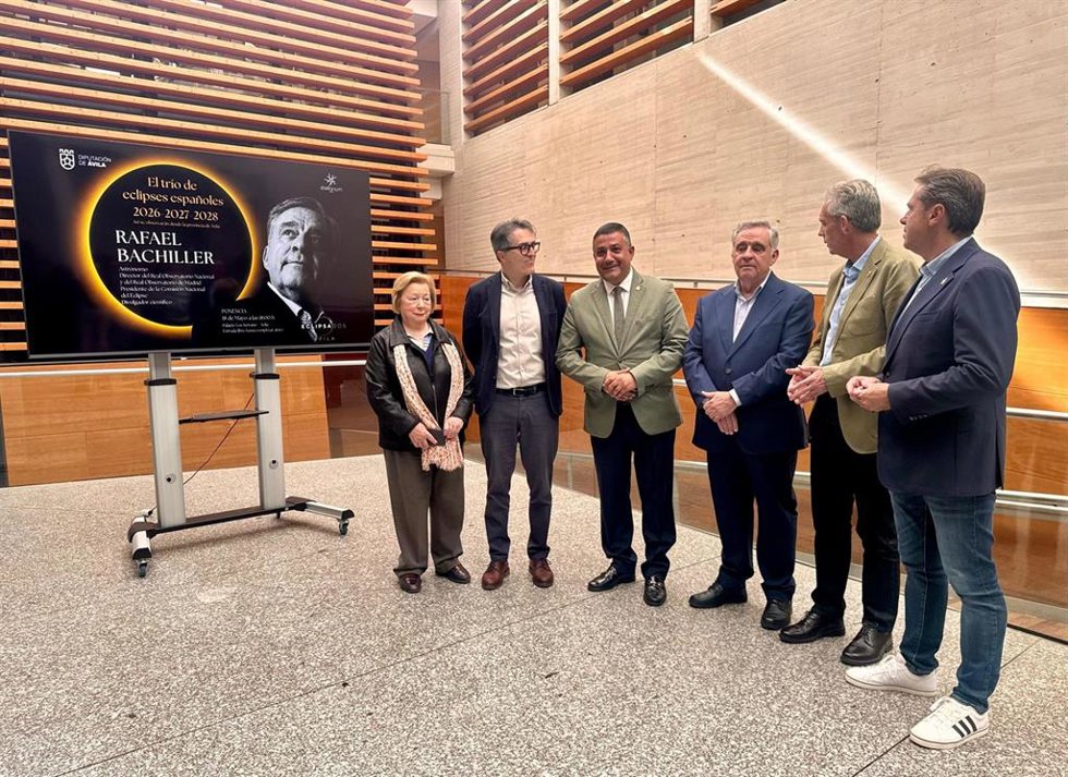 El presidente de la Comisión Nacional de los Eclipses 2026, 2027 y 2028, Rafael Bachiller, junto a varias autoridades antes de su conferencia en Ávila.