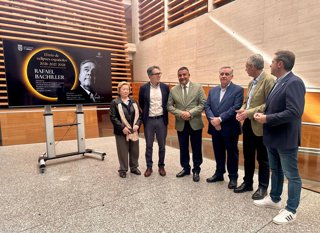 El presidente de la Comisión Nacional de los Eclipses 2026, 2027 y 2028, Rafael Bachiller, junto a varias autoridades antes de su conferencia en Ávila.