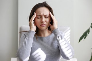 Archivo - Experto subraya que "la migraña no solo se manifiesta con el dolor de cabeza"