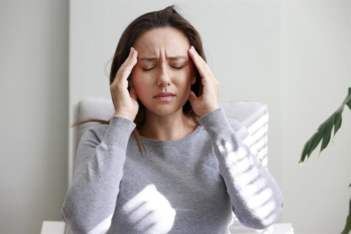Archivo - Experto subraya que "la migraña no solo se manifiesta con el dolor de cabeza"