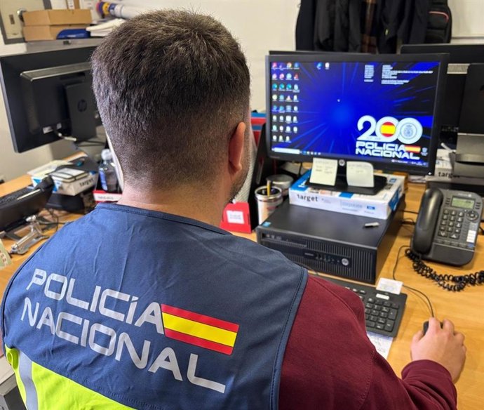 Archivo - Agente de la Policía Nacional
