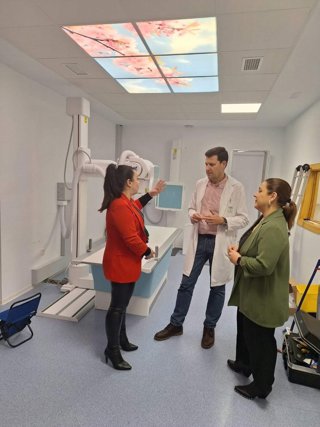 La concejala de Salud y la alcaldesa de La Zubia, durante una visita al centro de salud.