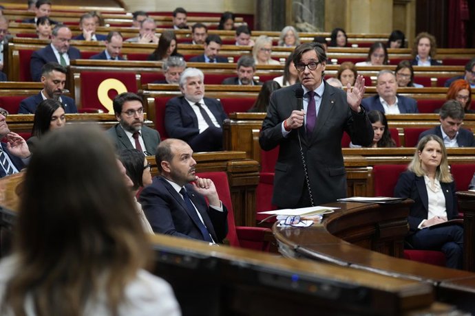 El president de la Generalitat de Catalunya, Salvador Illa (c), durant una sessió plenària en el Parlament 