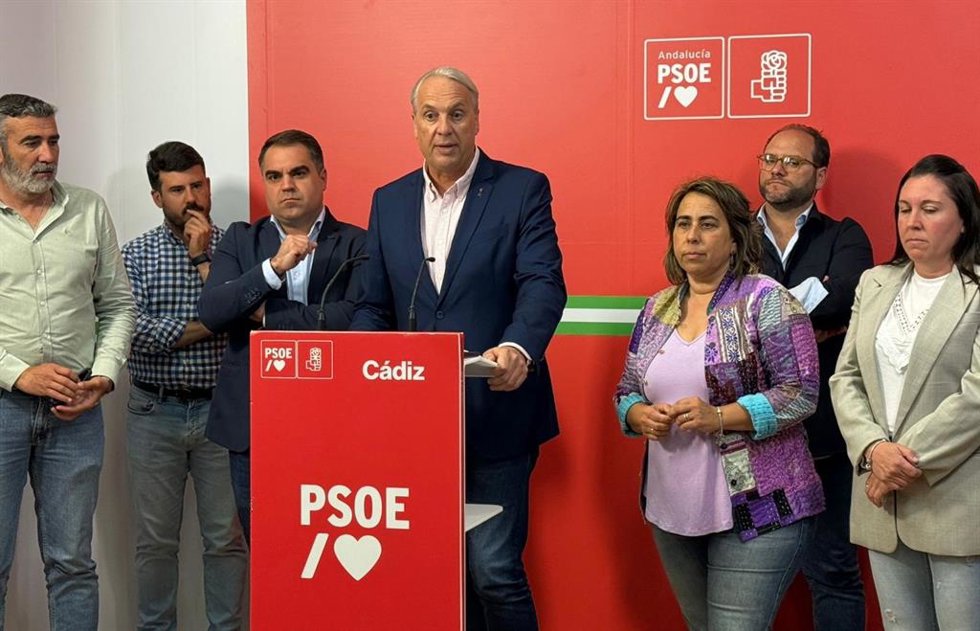 El secretario general del PSOE de Cádiz, Juan Carlos Ruiz Boix, y el cabeza de lista al Parlamento andaluz, Juan Cornejo, en la comparecencia.