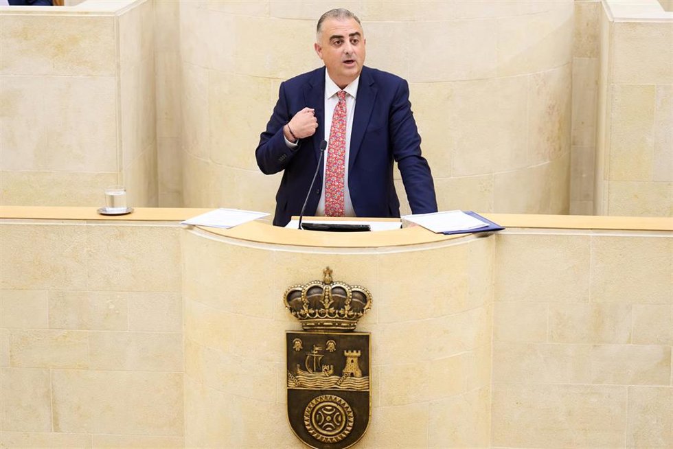 Archivo - El consejero de Fomento del Gobierno de Cantabria, Roberto Media, en el Parlamento, en una foto de archivo.
