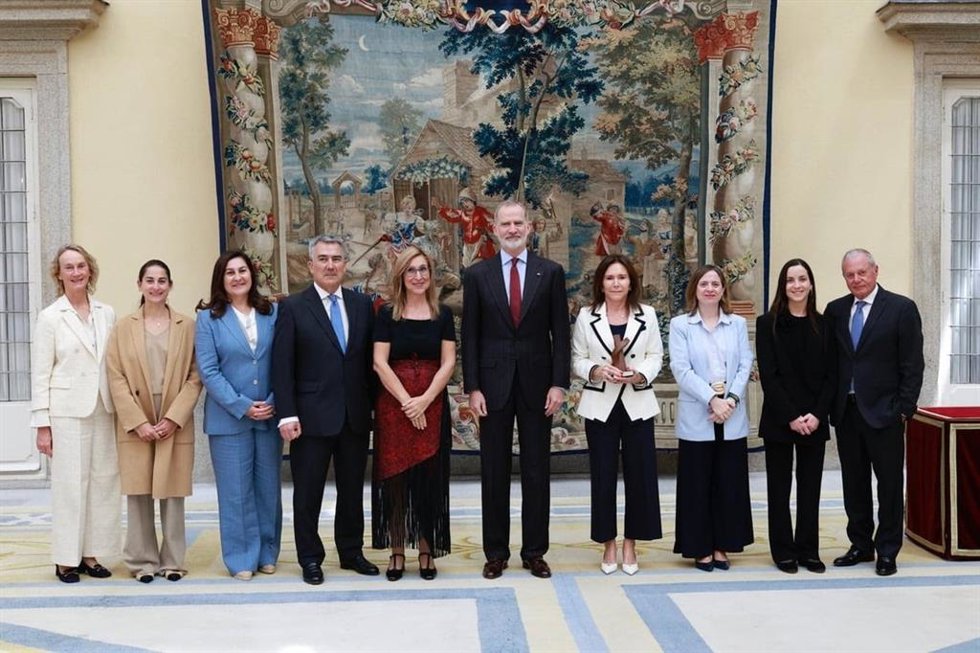 El Rey Felipe VI junto a la familia Luksic, galardonada con el X Premio Enrique V. Iglesias, y Núria Vilanova, presidenta del Consejo Empresarial Alianza por Iberoamérica (Ceapi).