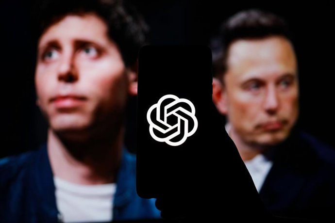 Archivo - April 17, 2025: Gaziantep, Turkiye. 17 April 2025. The OpenAI blossom logo on the screen of a smartphone with the images of OpenAI co-founders Sam Altman and Elon Musk in the background. The research company OpenAI was founded in 2015. Elon Musk