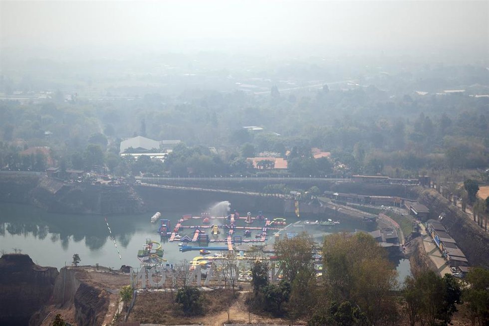 Archivo - 27 March 2026, Thailand, Chiang Mai: A hazy view of a reservoir and surrounding areas in Chiang Mai, as air pollution rise due to ongoing wildfires. Photo: Pongmanat Tasiri/SOPA Images via ZUMA Press Wire/dpa
