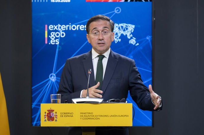 El ministro de Asuntos Exteriores, Unión Europea y Cooperación, José Manuel Albares, comparece junto al ministro de Asuntos Exteriores, Cooperación Internacional y Egipcios en el Extranjero, Badr Abdelaty, ante los medios en una rueda de prensa conjunta, 