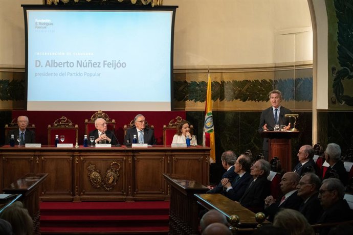 O presidente do PP, Alberto Núñez Feijóo (à direita), encerra a cerimônia de entrega do Prêmio Fundação Eugenio Rodríguez Pascual 2026, na Real Academia Nacional de Medicina, em 18 de maio de 2026, em Madri (Espanha). O oftalmologista Luis Fernández-Vega 