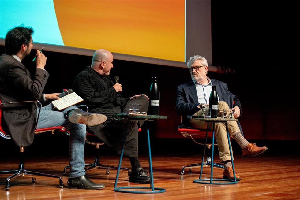 (I-D) El periodista y poeta Antonio Lucas; el director del Museo Nacional Reina Sofía, Manuel Segade, y el director del Museo del Prado, Miguel Falomir, participan en una conversación sobre cuál es el papel de los museos en la sociedad actual, en el Museo