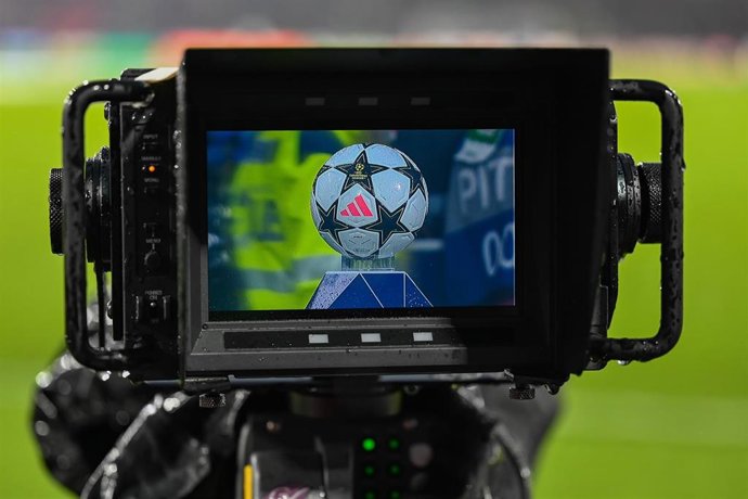 Archivo - Balón de la Champions en una cámara de televisión