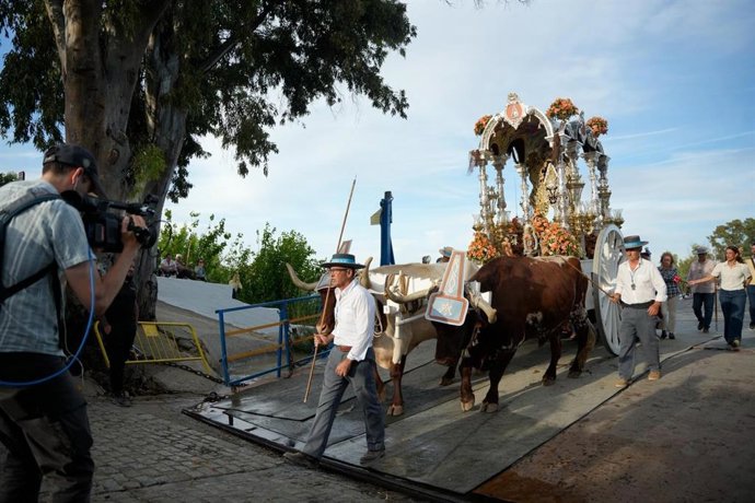 La Hermandad del Rocío de Fuengirola (Málaga) a su paso por el municipio de Coria del Río.