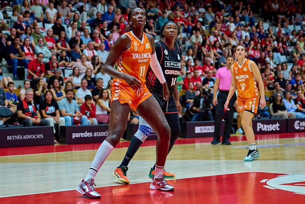 Awa Fam ante Mariam Coulibaly con un Valencia Basket-Spar Girona