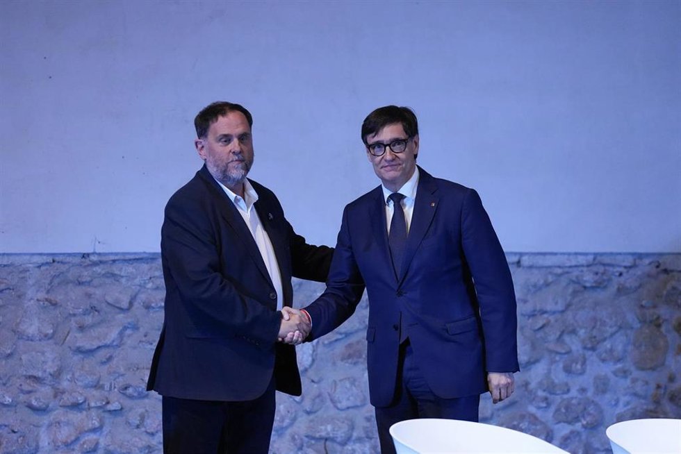 El presidente de la Generalitat, Salvador Illa (d) y el líder de ERC, Oriol Junqueras (i), durante un acto de impulso de la Línia Orbital Ferroviària en la Fassina de Can Guineu, a 18 de mayo de 2026, en Sant Sadurní d'Anoia, Barcelona, Cataluña (España).