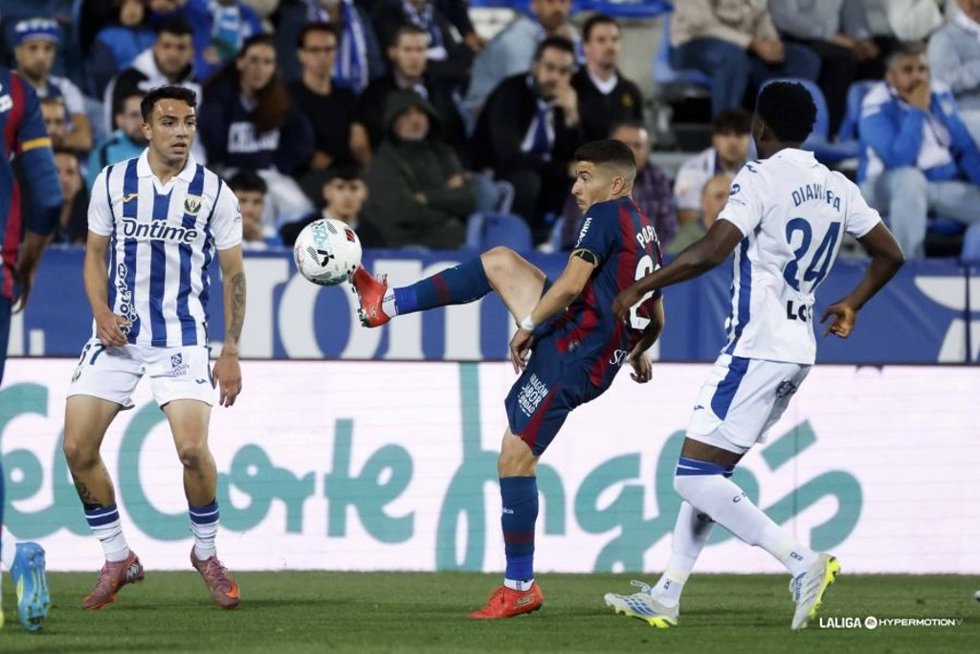 El Leganés acaricia la salvación y se la dificulta al Huesca