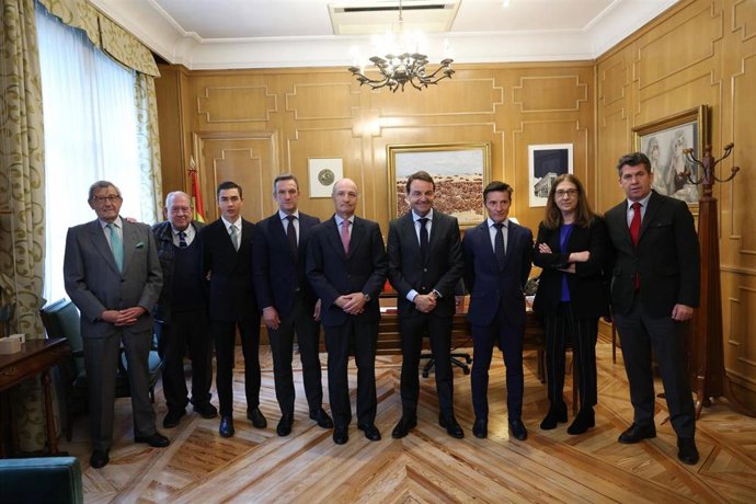 Foto de familia previa a la presentación de la Corrida de la Prensa 2026.