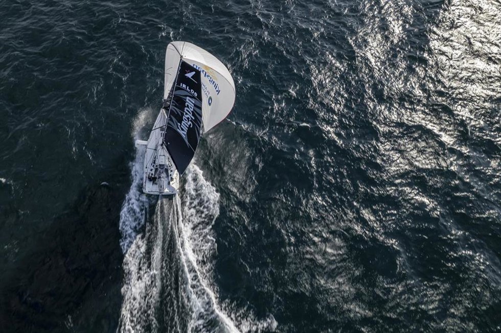 La flota de La Solitaire du Figaro Paprec supera el faro Wolf Rock rumbo a Vigo