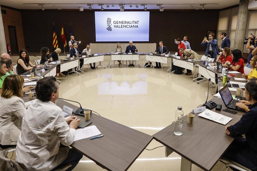 La consellera de Educación de la Generalitat Valenciana, Carmen Ortí, se reúne con los sindicatos del ámbito educativo para avanzar en un acuerdo en el marco de la huelga indefinida convocada en la enseñanza pública no universitaria