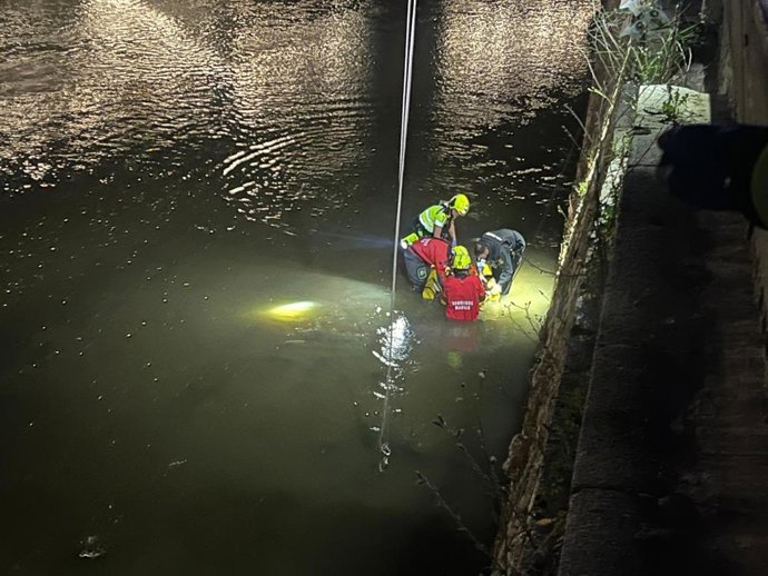Efectivos de Bomberos Madrid rescatan a una mujer precipitada al río Manzanares
