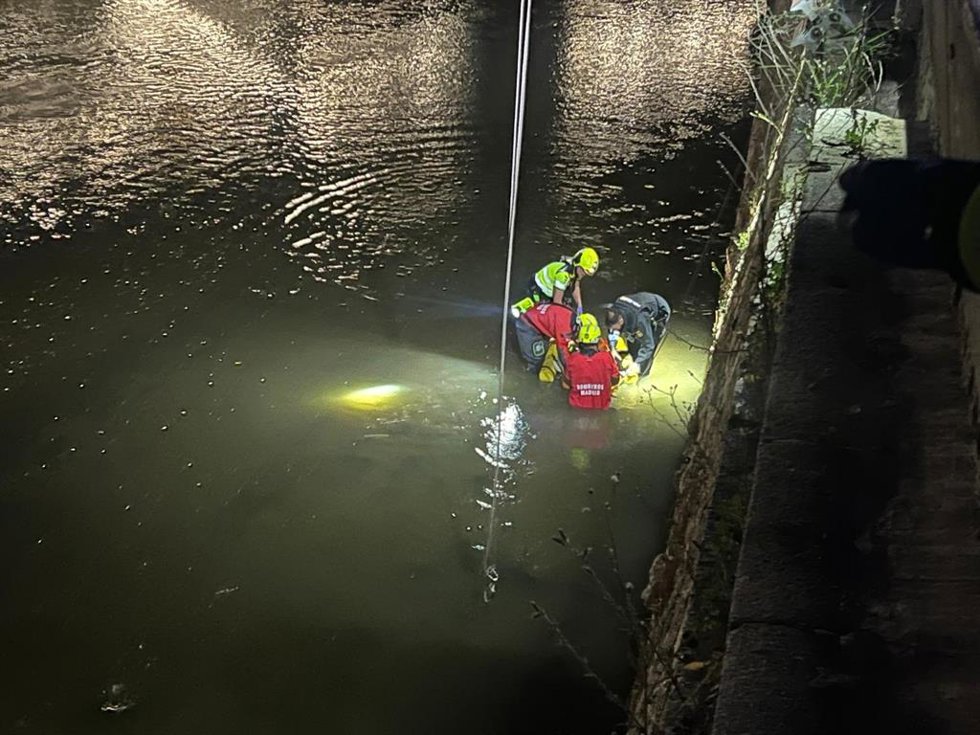 Efectivos de Bomberos Madrid rescatan a una mujer precipitada al río Manzanares