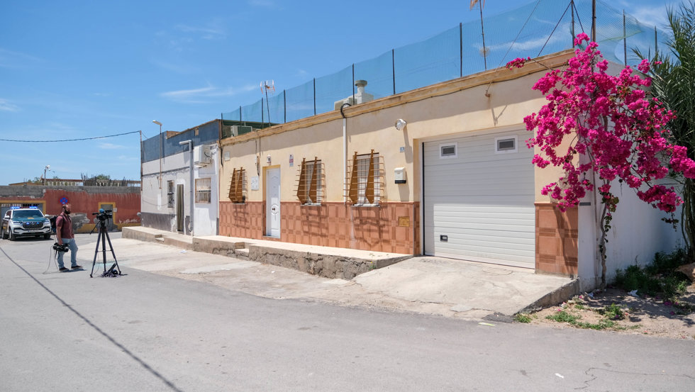 Vivienda de El Canalillo en El Ejido (Almería) donde el presunto parricida ha disparado contra sus padres, se hijo de siete meses y algunos vecinos. 