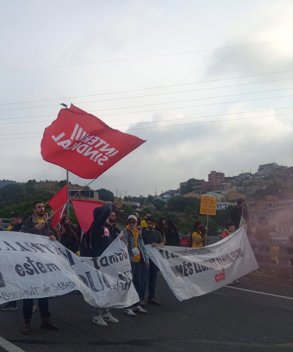 Los docentes cortan la C-17 en Montcada i Reixac (Barcelona) en la sexta jornada de huelga