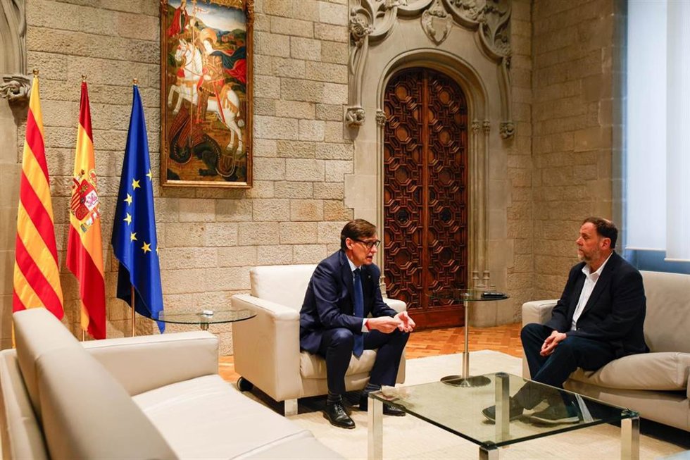 El presidente de la Generalitat, Salvador Illa, y el presidente de ERC, Oriol Junqueras, se reúnen en el Palau de la Generalitat