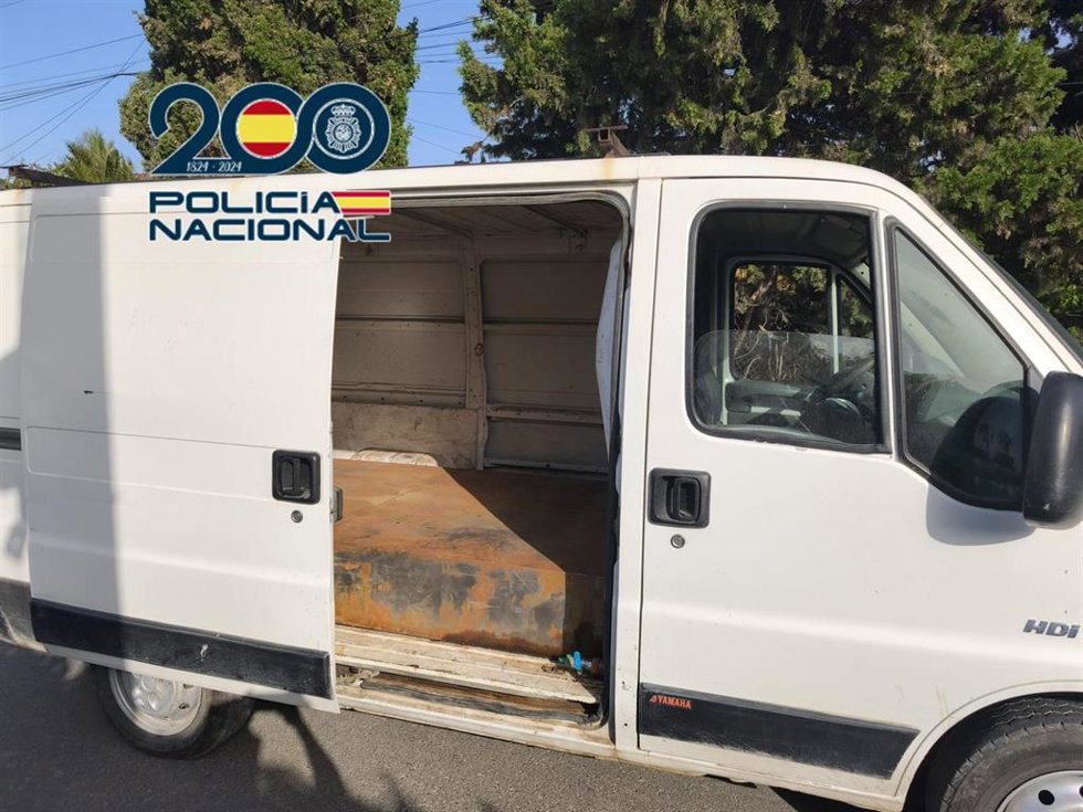 Detenido en Sanlúcar (Cádiz) con 2.500 litros de gasolina para narcolanchas en el doble fondo de una furgoneta