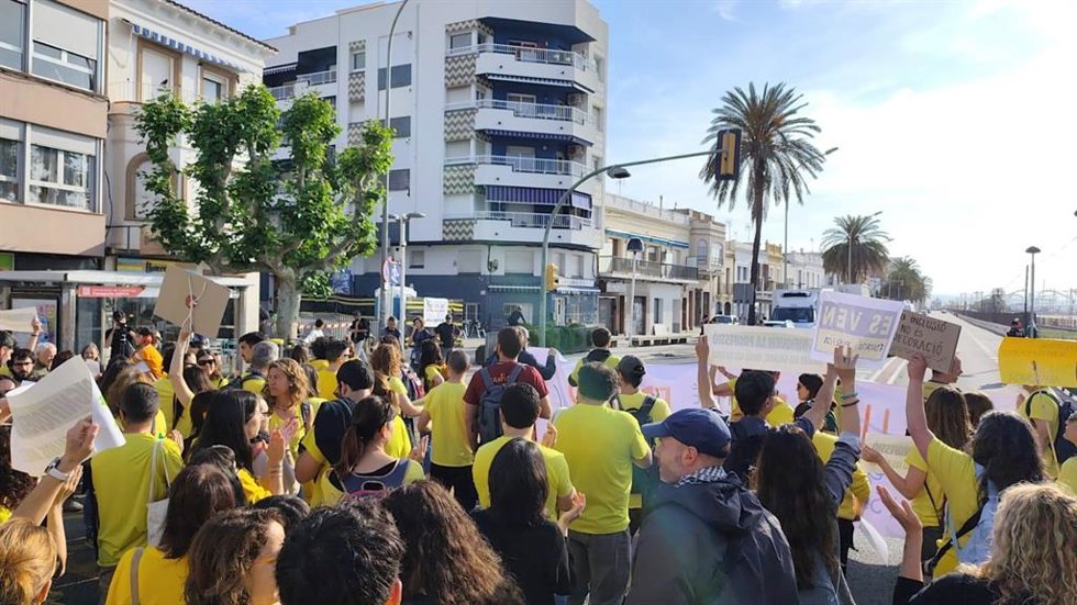 Cortada la N-II en Premià de Mar (Barcelona) por la huelga de docentes