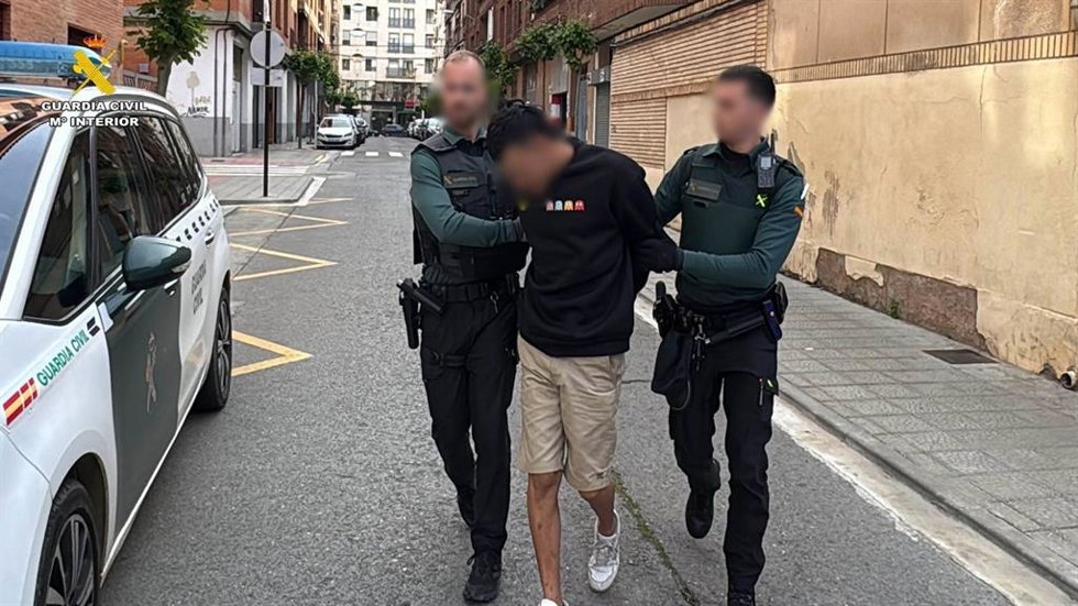 El detenido es conducido al vehículo policial por agentes de la Guardia Civil