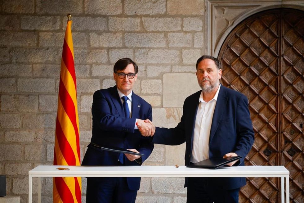 El presidente de la Generalitat, Salvador Illa, y el presidente de ERC, Oriol Junqueras, firman el acuerdo de Presupuestos de la Generalitat para 2026