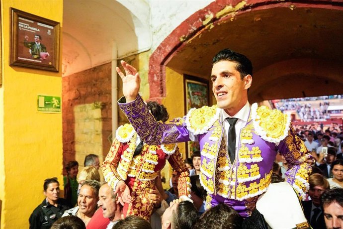 Archivo - Los toreros Alejandro Talavante (d) y Andrés Roca Rey (i) salen por la Puerta Grande durante el festejo de la Feria de Jerez de la Frontera