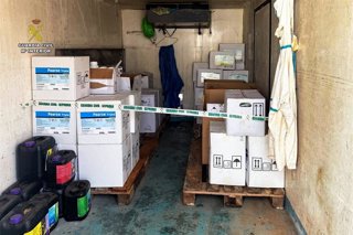 La Guardia Civil inmoviliza más de 1.500 kilos de productos fitosanitarios de un almacén ilegal de Zas (A Coruña).